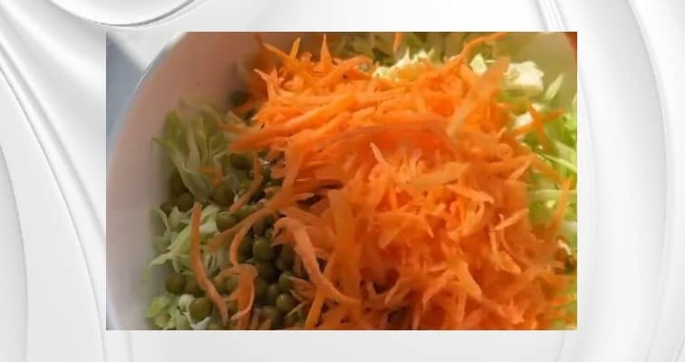 Приготовление капустного салата с морковью и огурцом: шаг 3