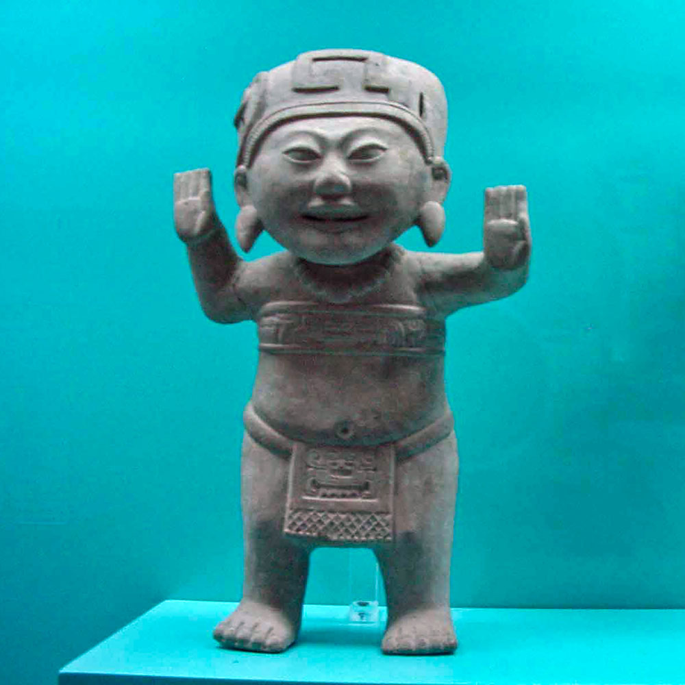 Улыбающаяся скульптура с двумя правыми руками. Remojadas archaeological site.