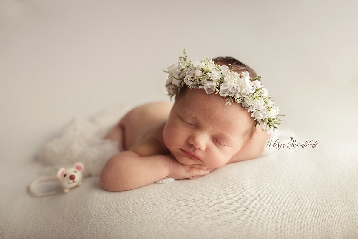 Во время фотосессии новорожденного малыш обычно спит