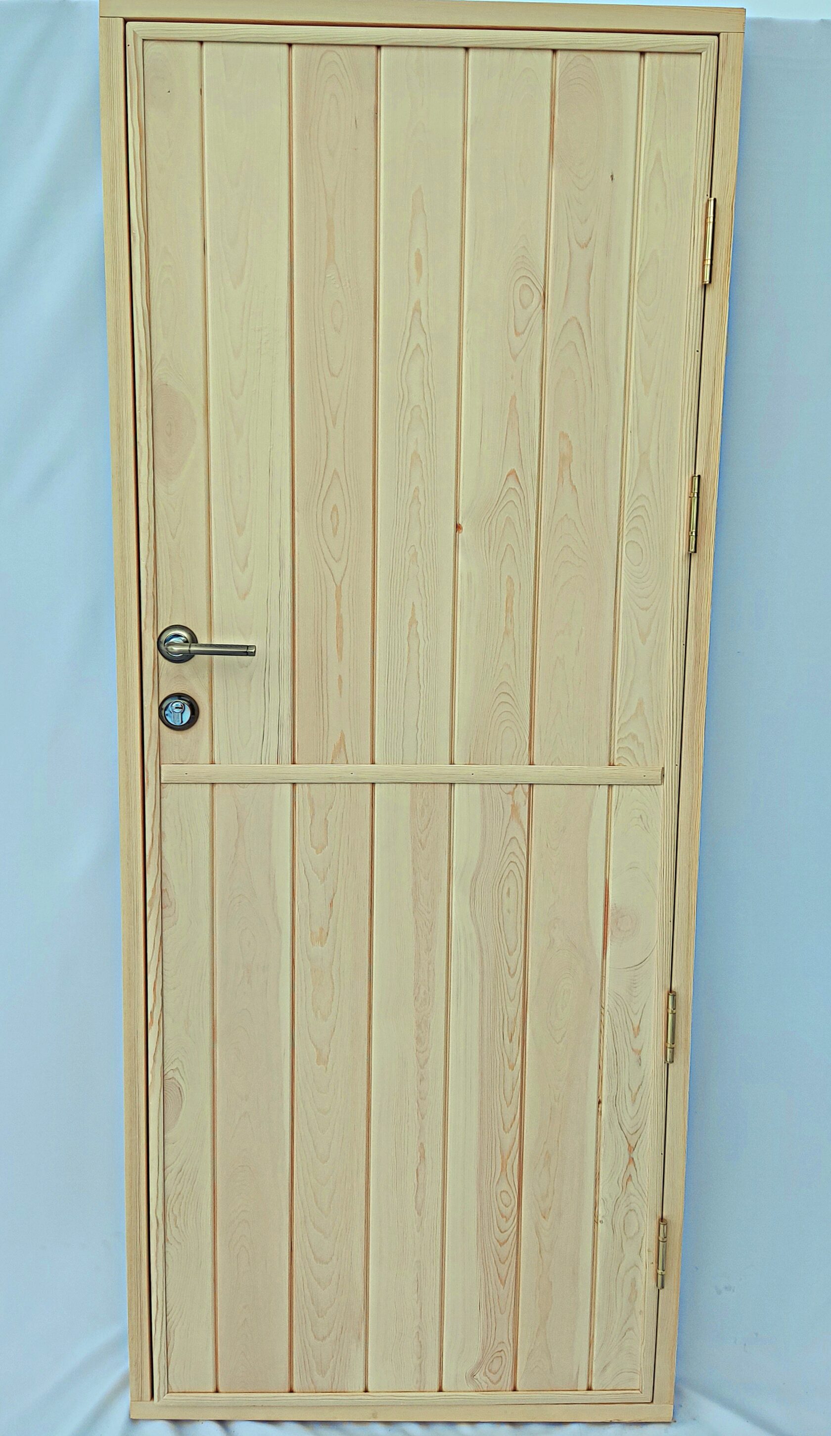 деревянная дверь с металлической фурнитурой