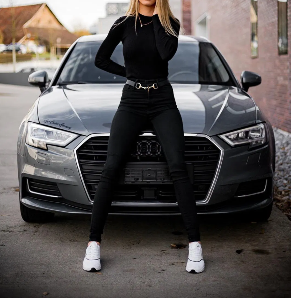 Красотка у авто - 15 фото