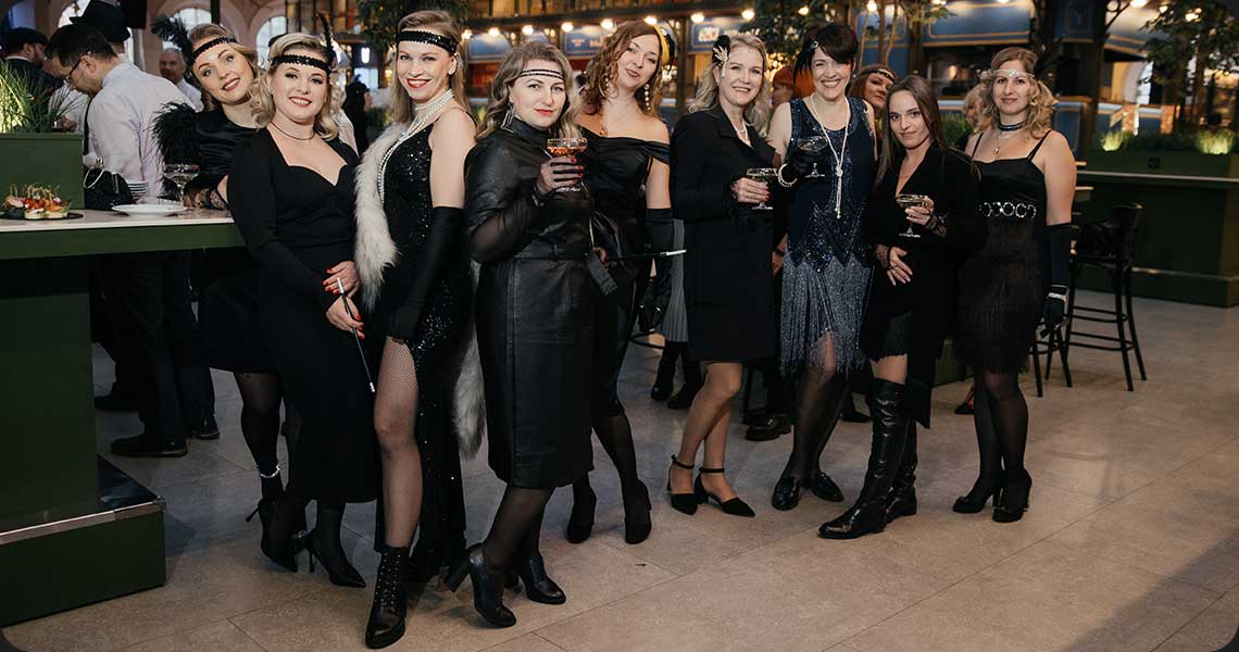 красивые гости на банкете