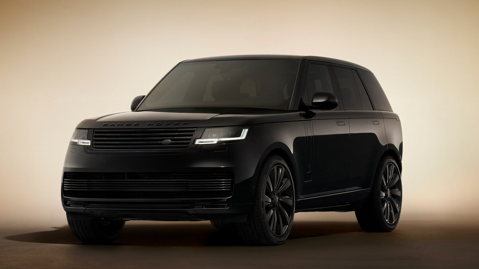 Range Rover SV в чёрном цвете, вид три четверти