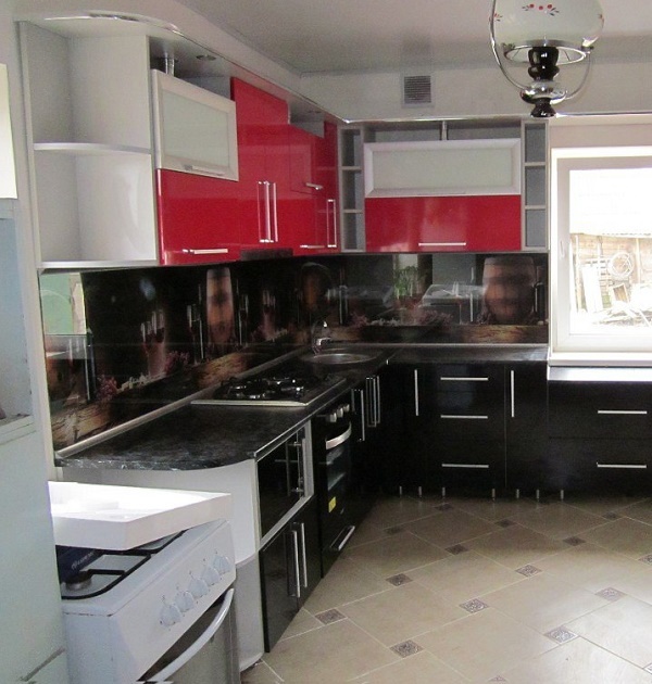 красно черная п-образная кухня