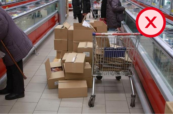 Коробки блокируют проход у тележки