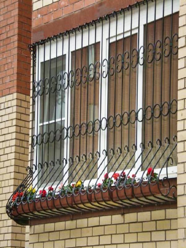 Решетка на окно с местом для цветов