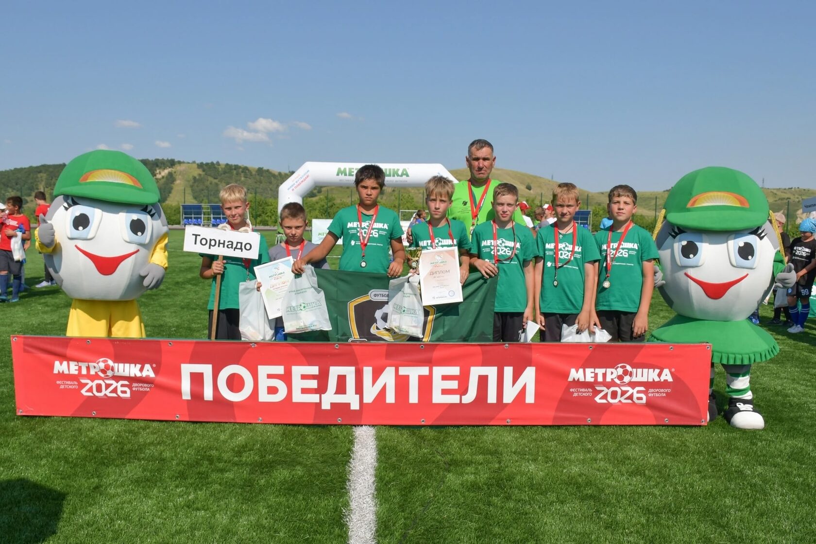 Участники фестиваля «Метрошка» в зелёных футболках