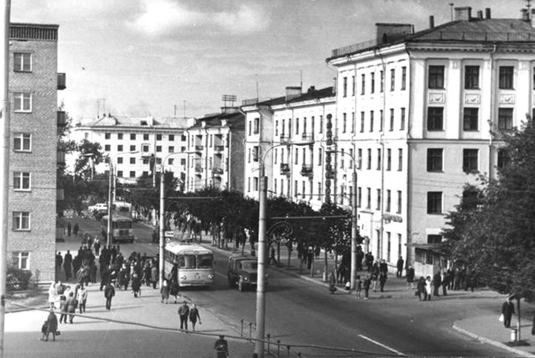 Старый ижевск фото. Улица Советская Ижевск. Ижевск Пушкинская Советская. Гостиница Центральная Ижевск 1960. Старый Ижевск улица Удмуртская.