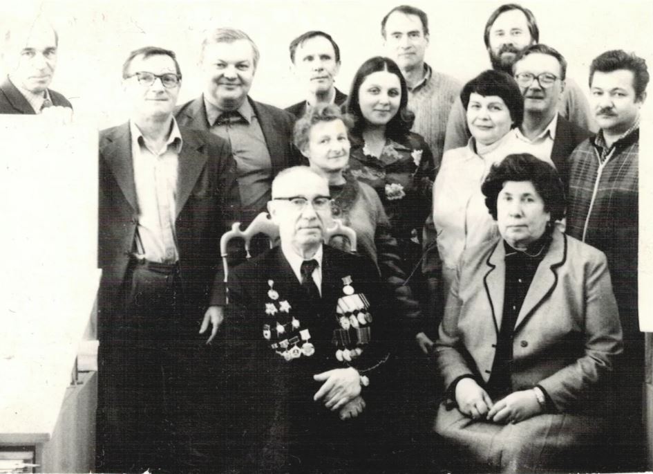 Групповое фото сотрудников ВПКТИМ, ок. 1980. Архив Зои Ваттель. Елена Бочарова стоит во втором ряду в белой одежде. Рядом с ней с длинными волосами — Зоя Ваттель