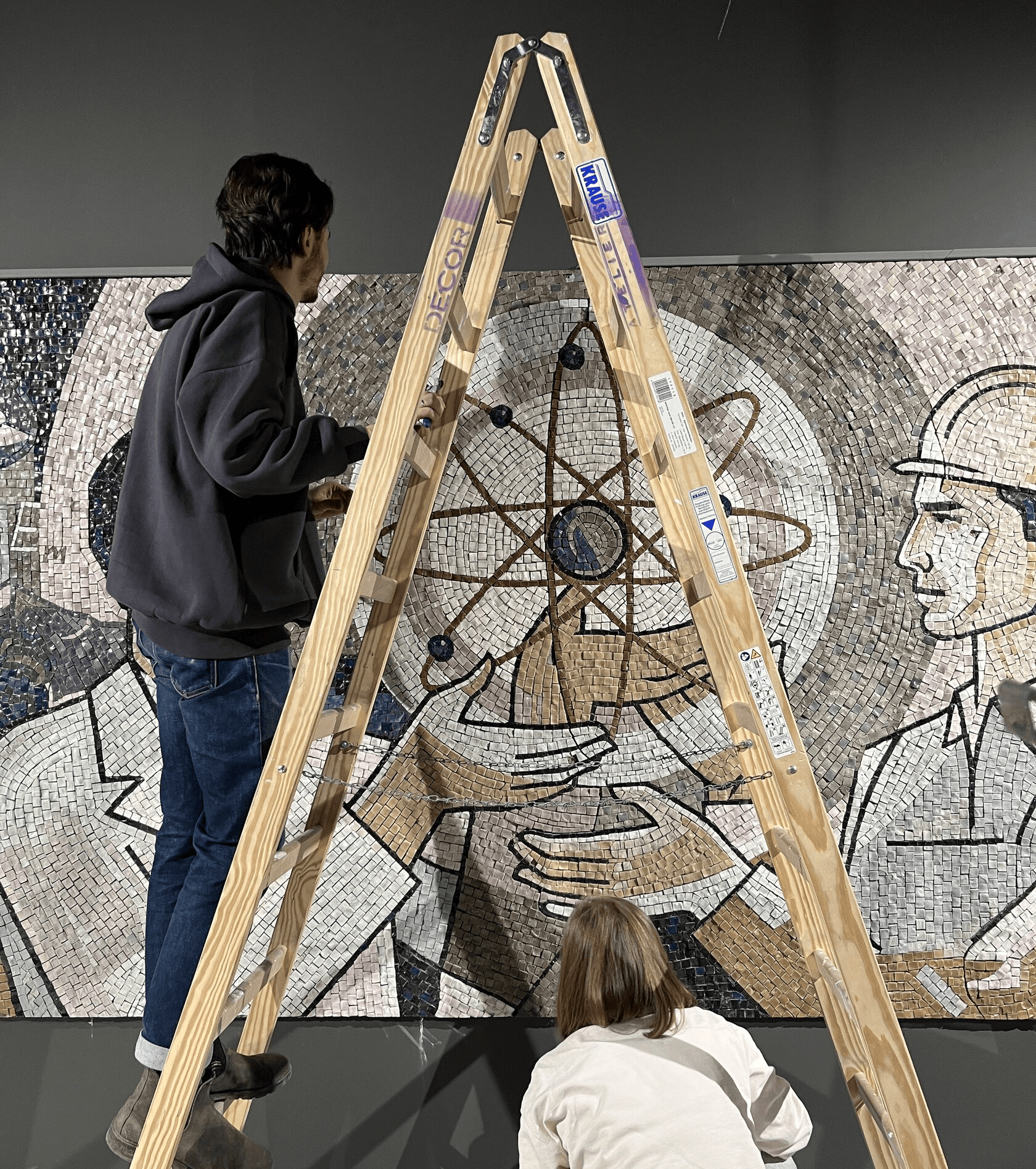 Мозаичисты ArtWorker собирают панно из смальты для павильона Атом на ВДНХ