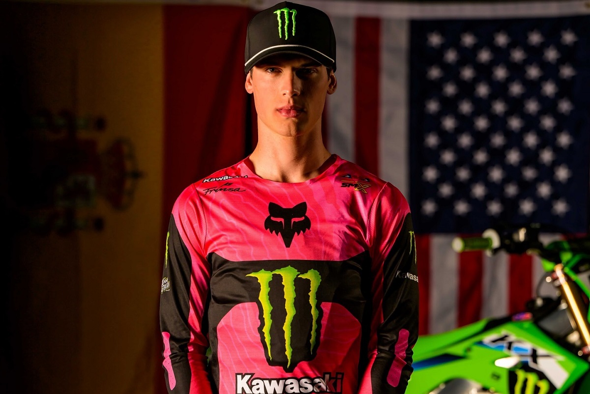Член команды Kawasaki наносит ответный удар Хорхе Прадо