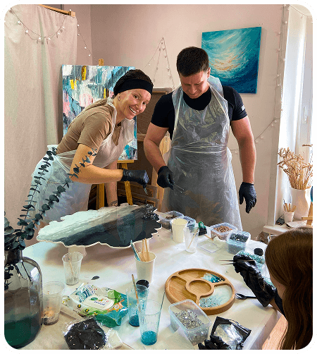 Фото мужчины и женщины на мастер-классе по эпоксидной смоле