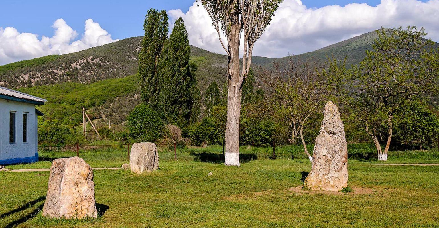 Село долина. Скельские менгиры Крым. Скельские менгиры в Байдарской долине. Менгиры в Крыму Байдарская Долина. Крым Орлиное Скельские менгиры.