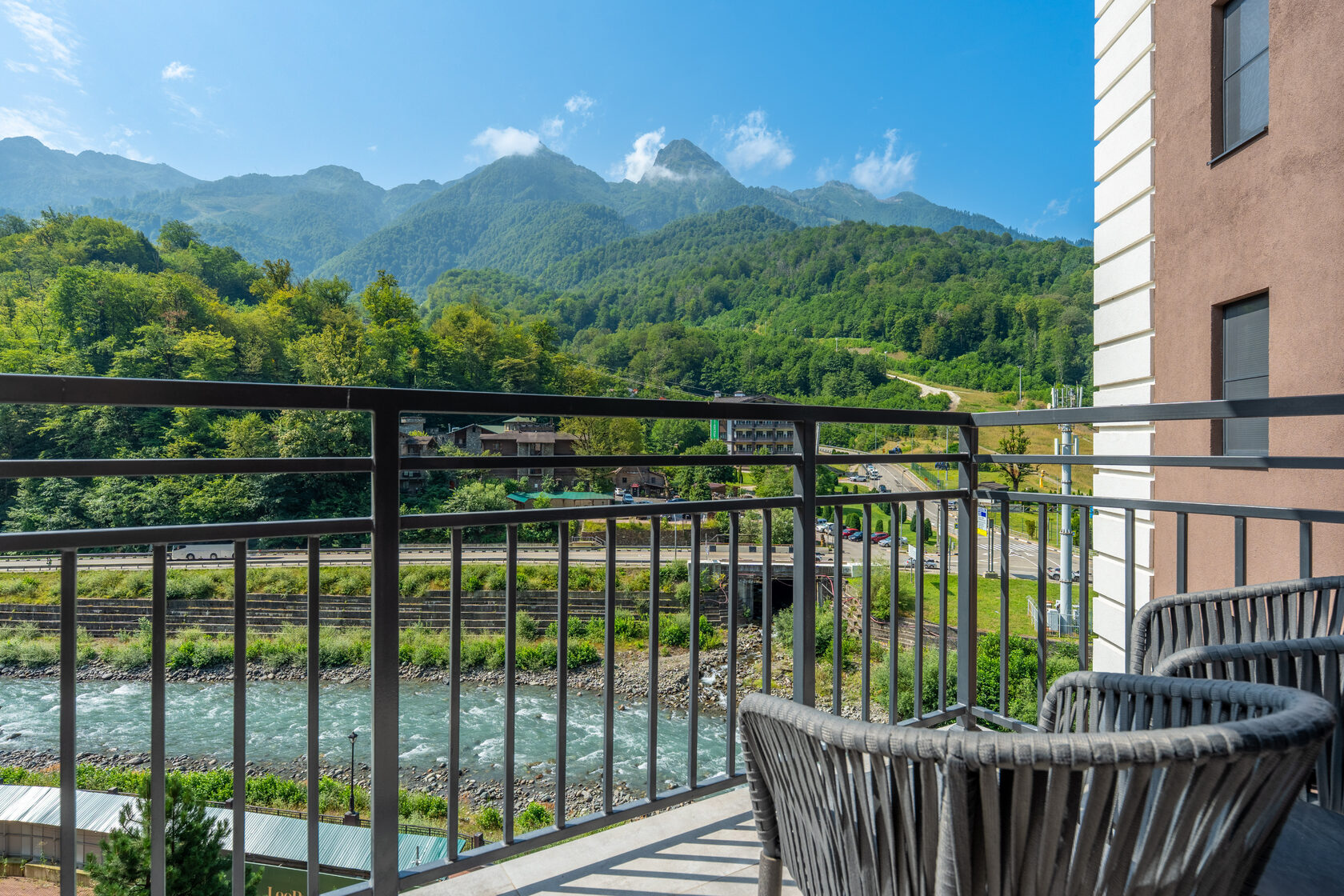 LeePrime Residences — гостиная с панорамными окнами