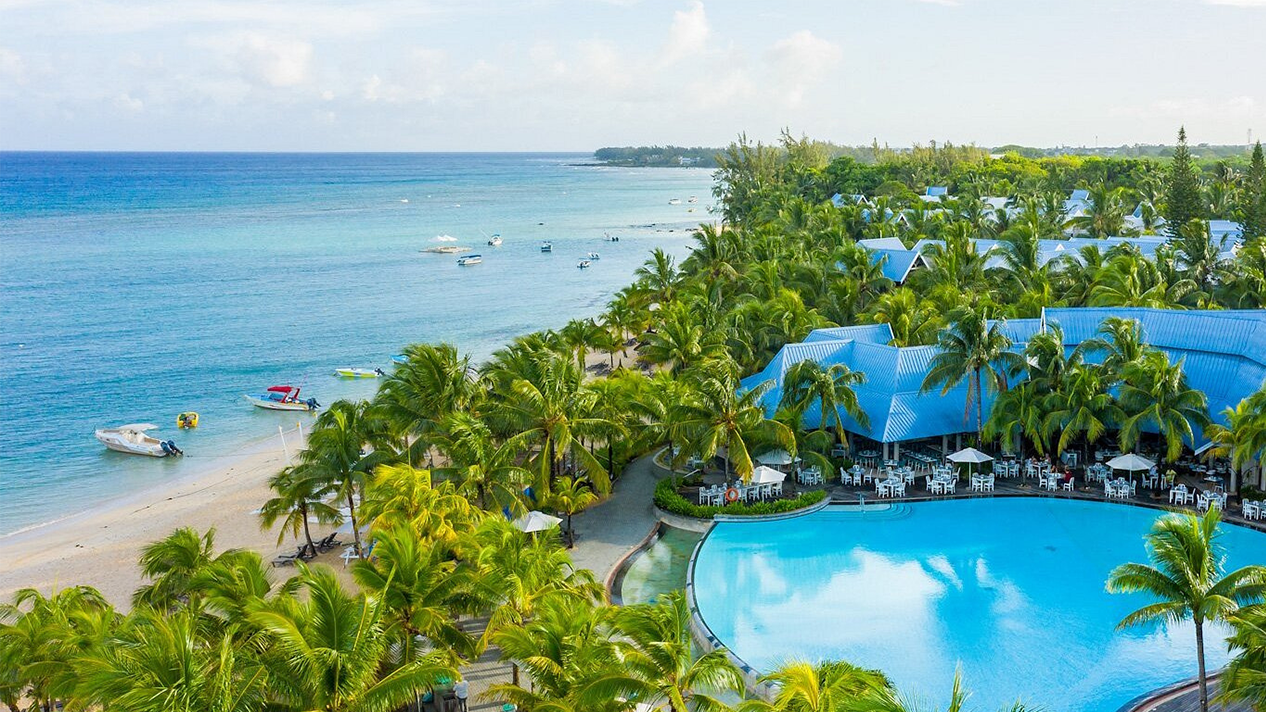 Курорт Victoria Beachcomber на Маврикии — широкий песчаный пляж и спокойный океан без сильных волн.
