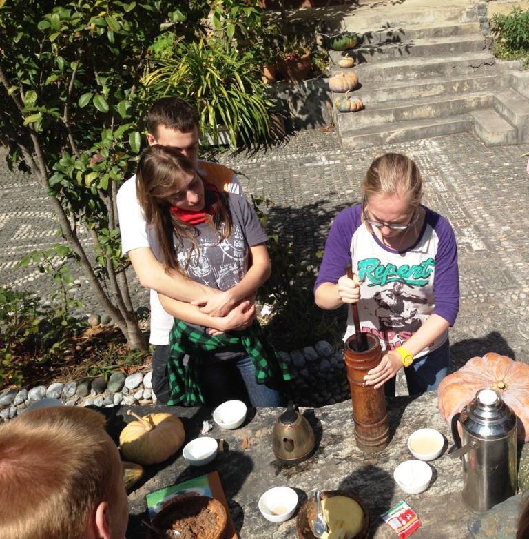Ребята заваривают чай по-тибетски