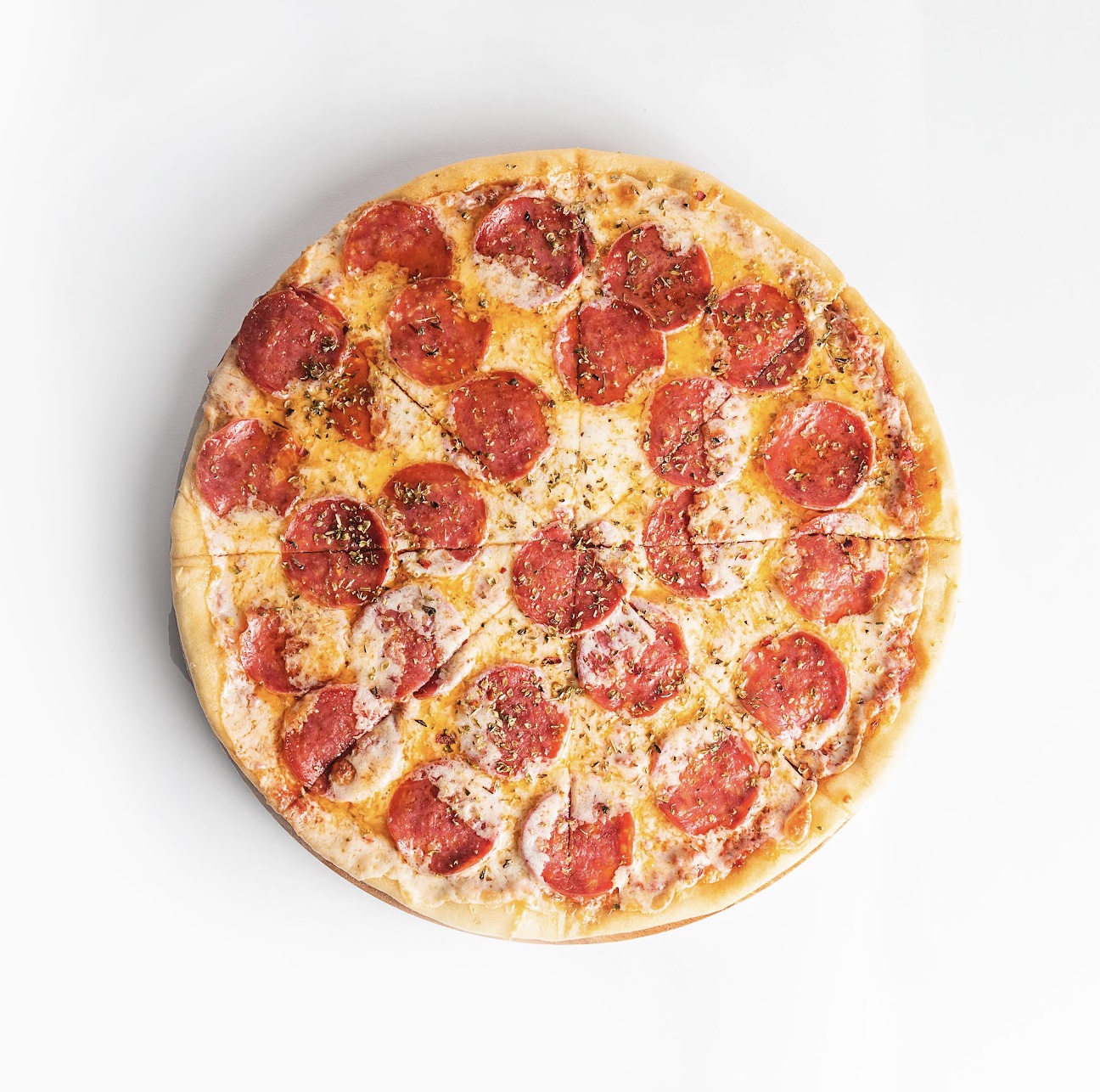 Пицца с колбасой и готовым тестом. Пицца с колбасой. Пицца с сырокопченой колбасой. Колбаса для пиццы пепперони. Набор для пиццы колбаса.