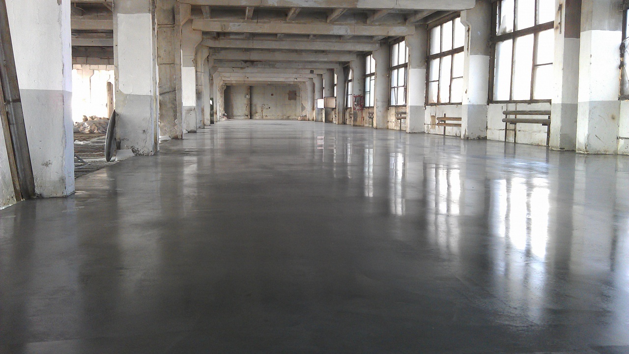 Упрочненные бетонные. Топинговый бетонный пол. Промышленные полы. Промышленные полы бетон. Стяжка промышленных полов.
