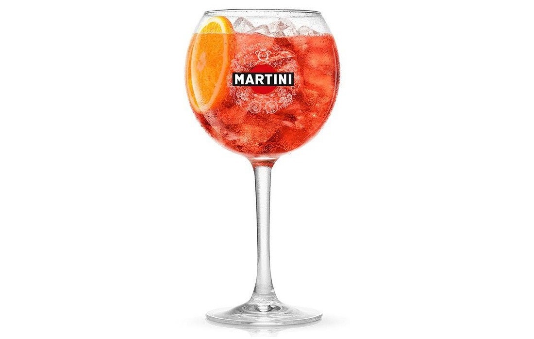 Martini fiero tonic. Мартини Фиеро тоник. Мартини Фиеро тоник коктейль. Бокалы Martini Fiero. Мартини Fiero с тоником.