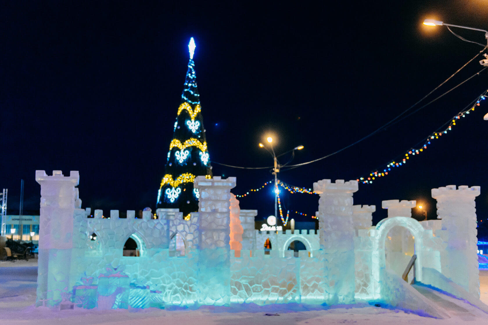 Новогодний городок. Ледяной городок Лабытнанги. Лабытнанги Ледовый городок. Ледовый городок Лабытнанги 2021. Ледяные горки Лабытнанги.