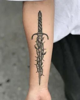 Татуировка меч: значение, фото, эскизы