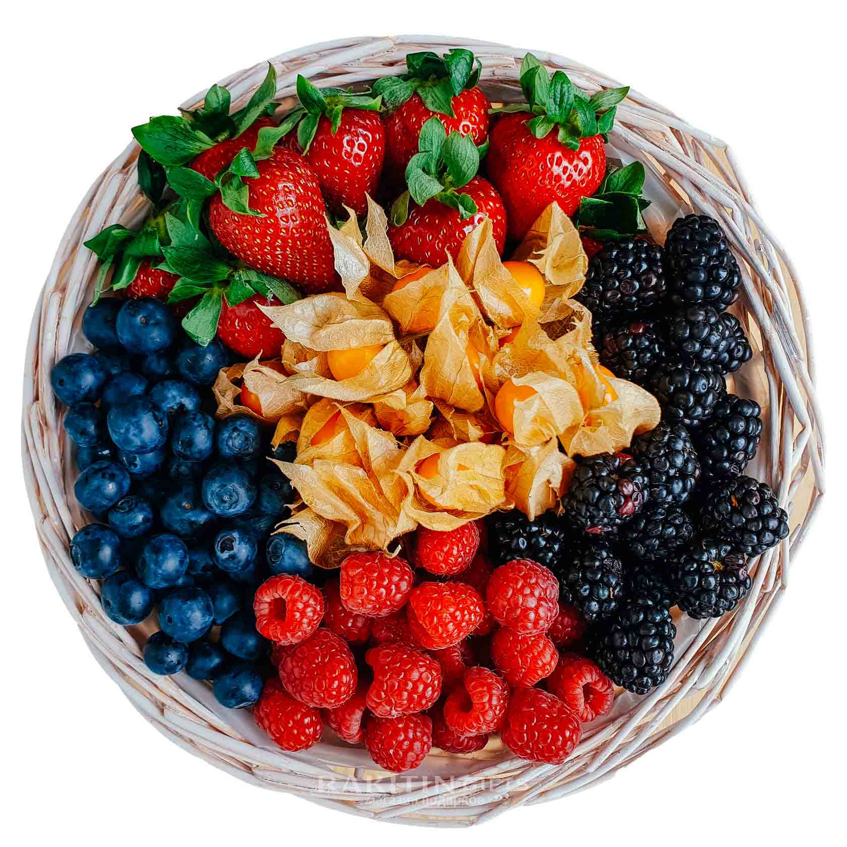 Корзинка с ягодами и фруктами
