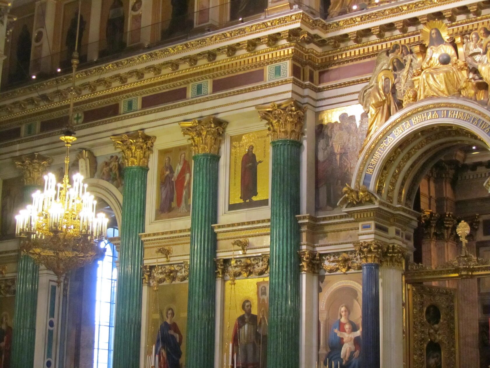 Внутренние колонны, масштаб человека	