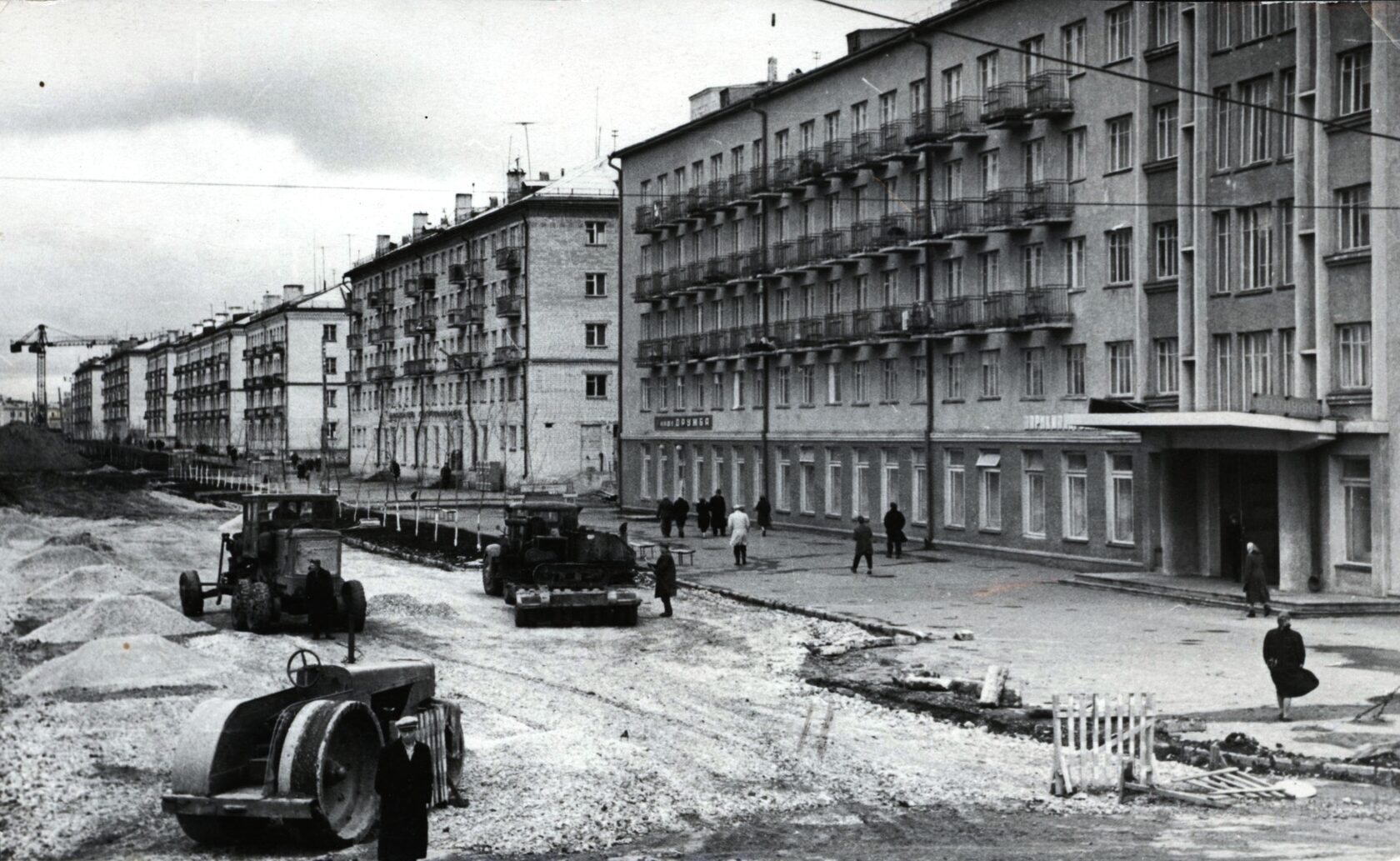 Асфальтирование ул. 40 лет Октября (пр. Победы). Автор фото В.А. Лазарев. 1963 г.