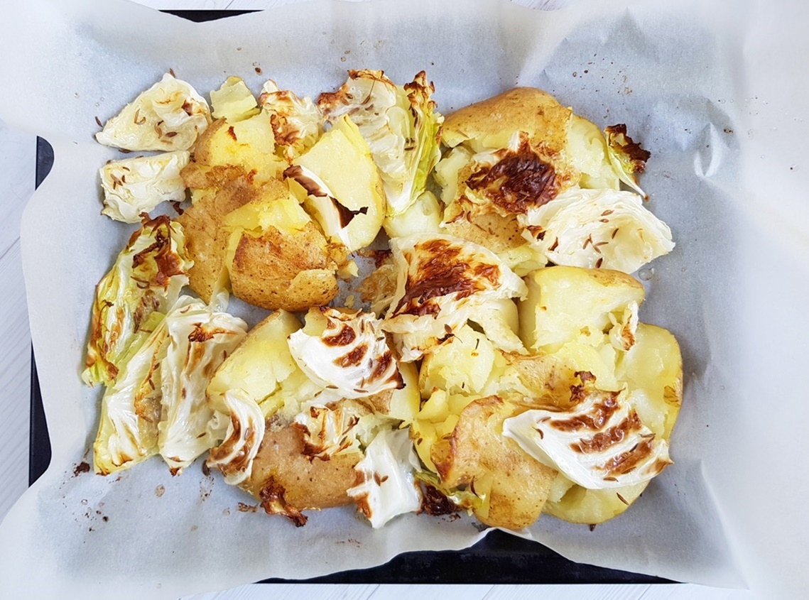 Картошка с капустой в духовке, вкусно запеченная