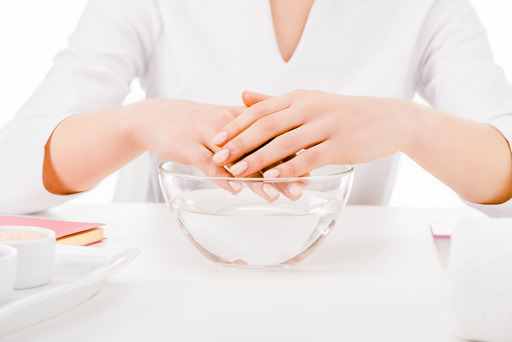 Ванночки для смягчения рук. Посуда для ванночек для рук. Сода в руке. Уход за руками.