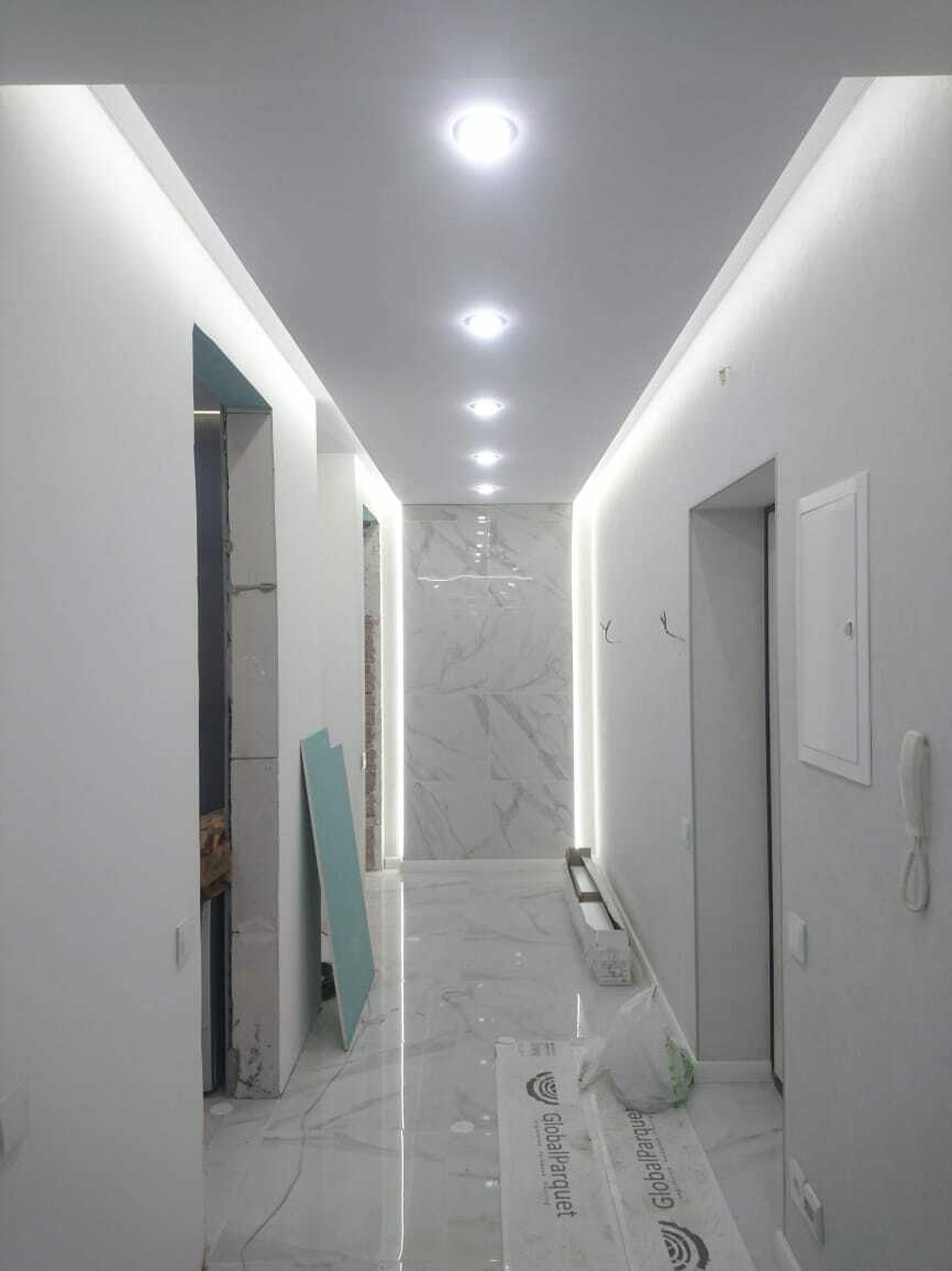 Матовый натяжной потолок в коридоре