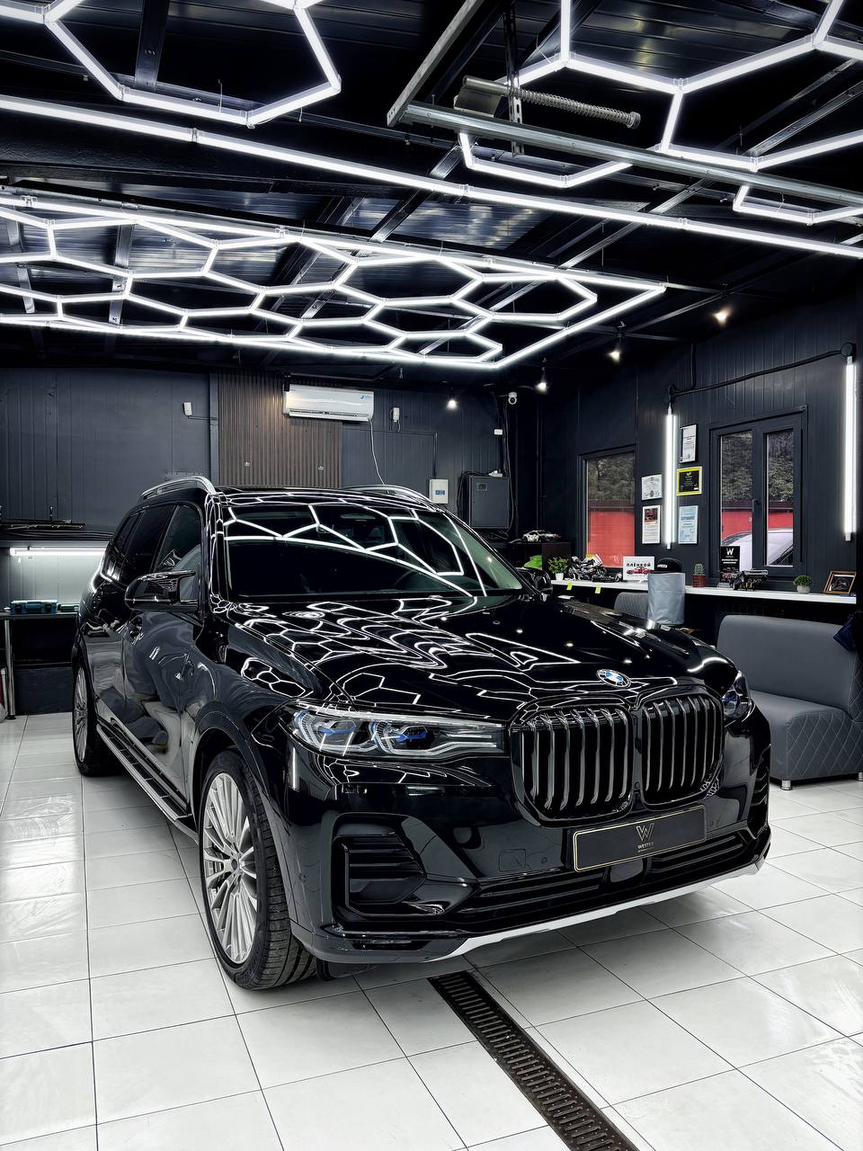 BMW X7: Защита кузова плёнкой, антихром и уход за салоном