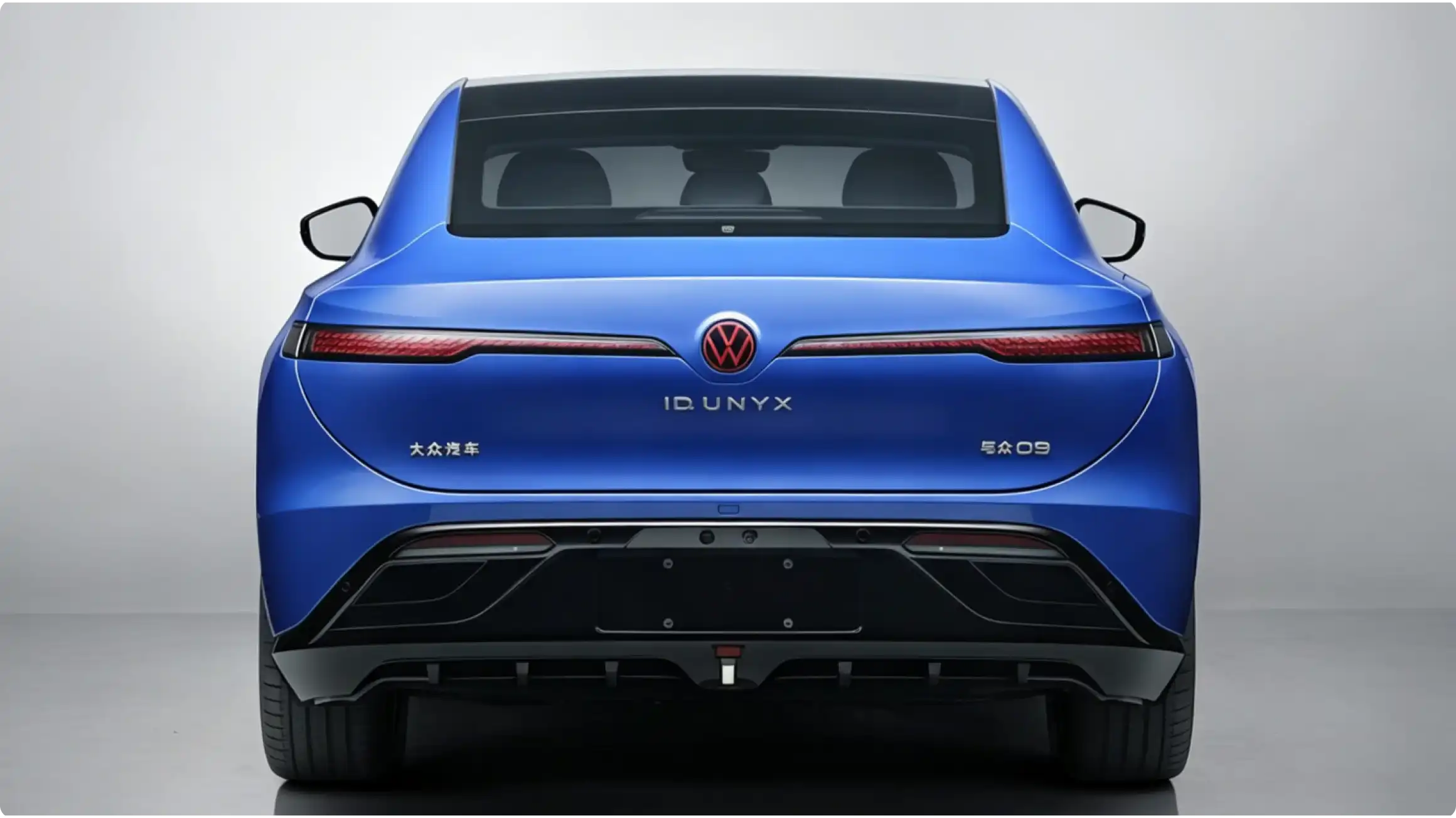 Volkswagen ID. Unyx 09 в синем цвете, вид сзади: светодиодная полоса, логотип ID. UNYX и спортивный диффузор с хромированной отделкой.