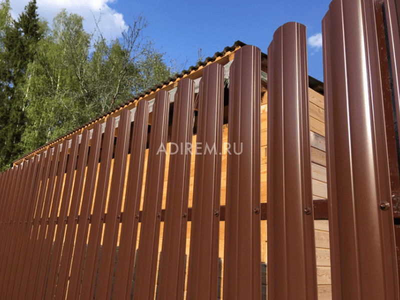 монтаж евроштакетника ПД-образный ral 8017 коричневый