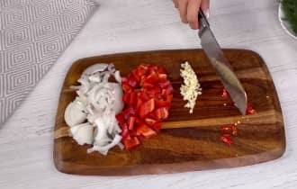 Приготовление шакшуки с болгарским перцем и помидорами: шаг 4