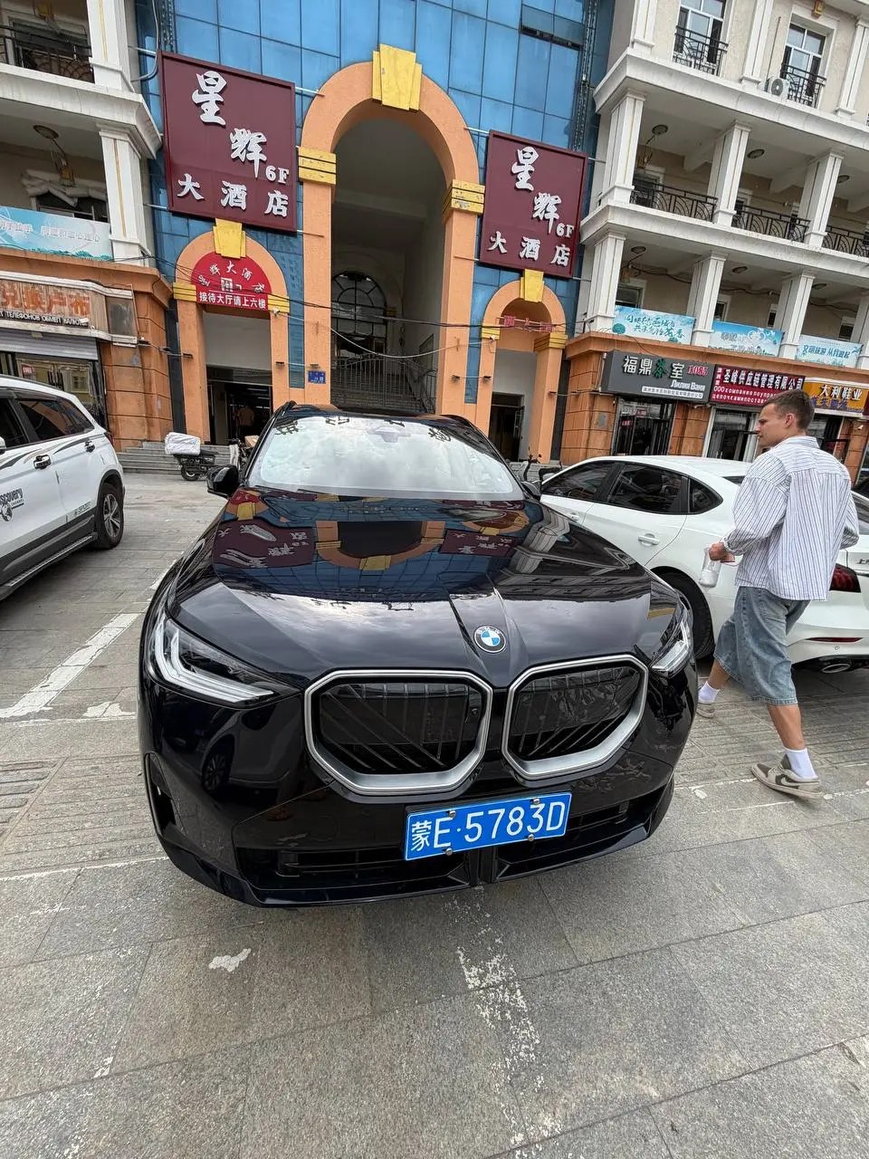 Чёрный BMW спереди