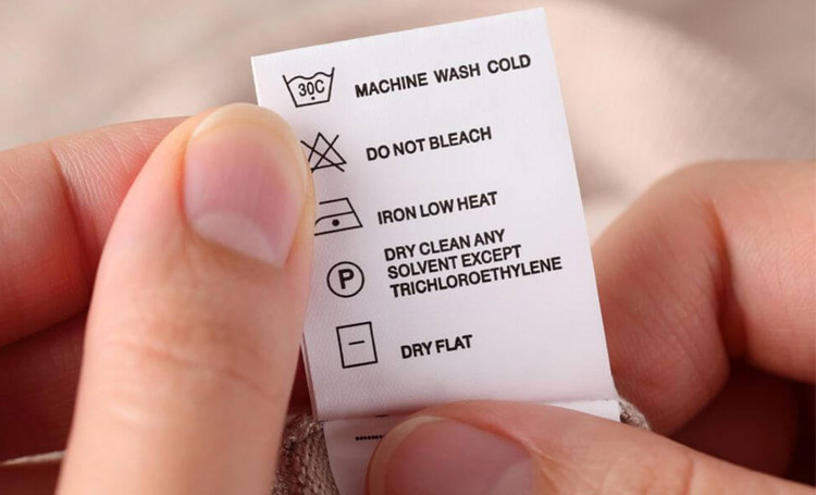 Етикет на дрехи с информация за пране, изсушаване, гладене, отстраняване на петна