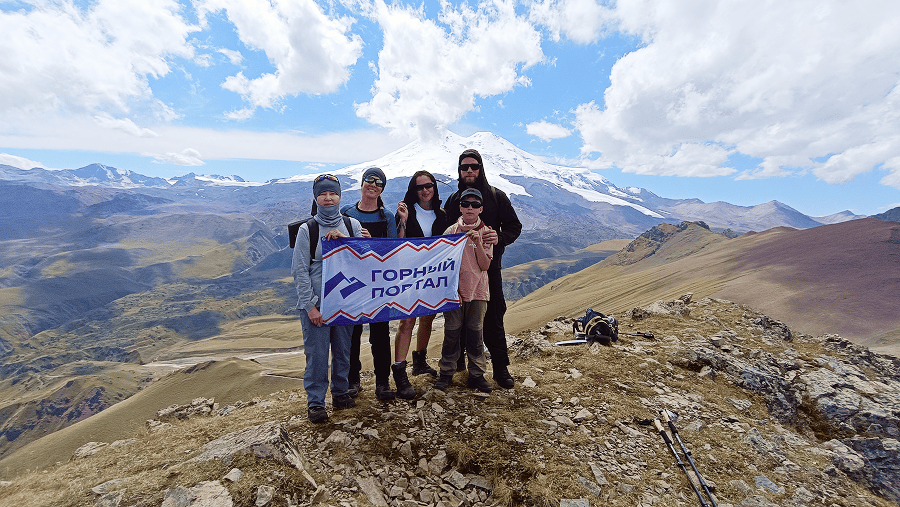 Днём вы будете наслаждаться величием Северного Эльбруса, исследуя живописные долины и ущелья, а с наступлением темноты окунётесь в удивительный мир астрономии