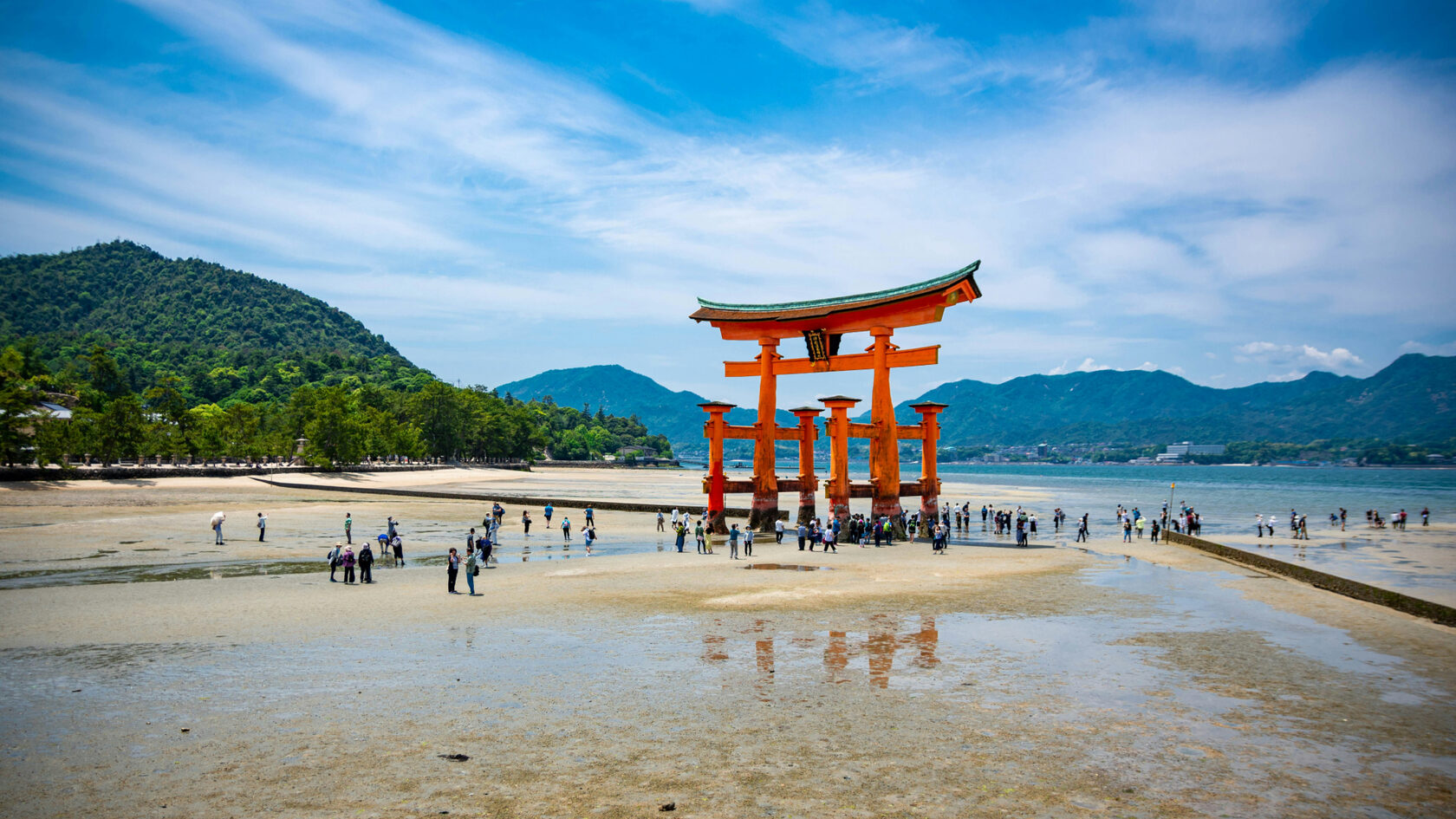 Миядзима — священный остров Японии и ворота тории над водой