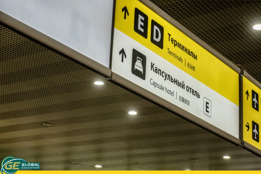 Bir Moskova havalimanının uluslararası terminalinde bagajıyla bekleyen uluslararası öğrenci