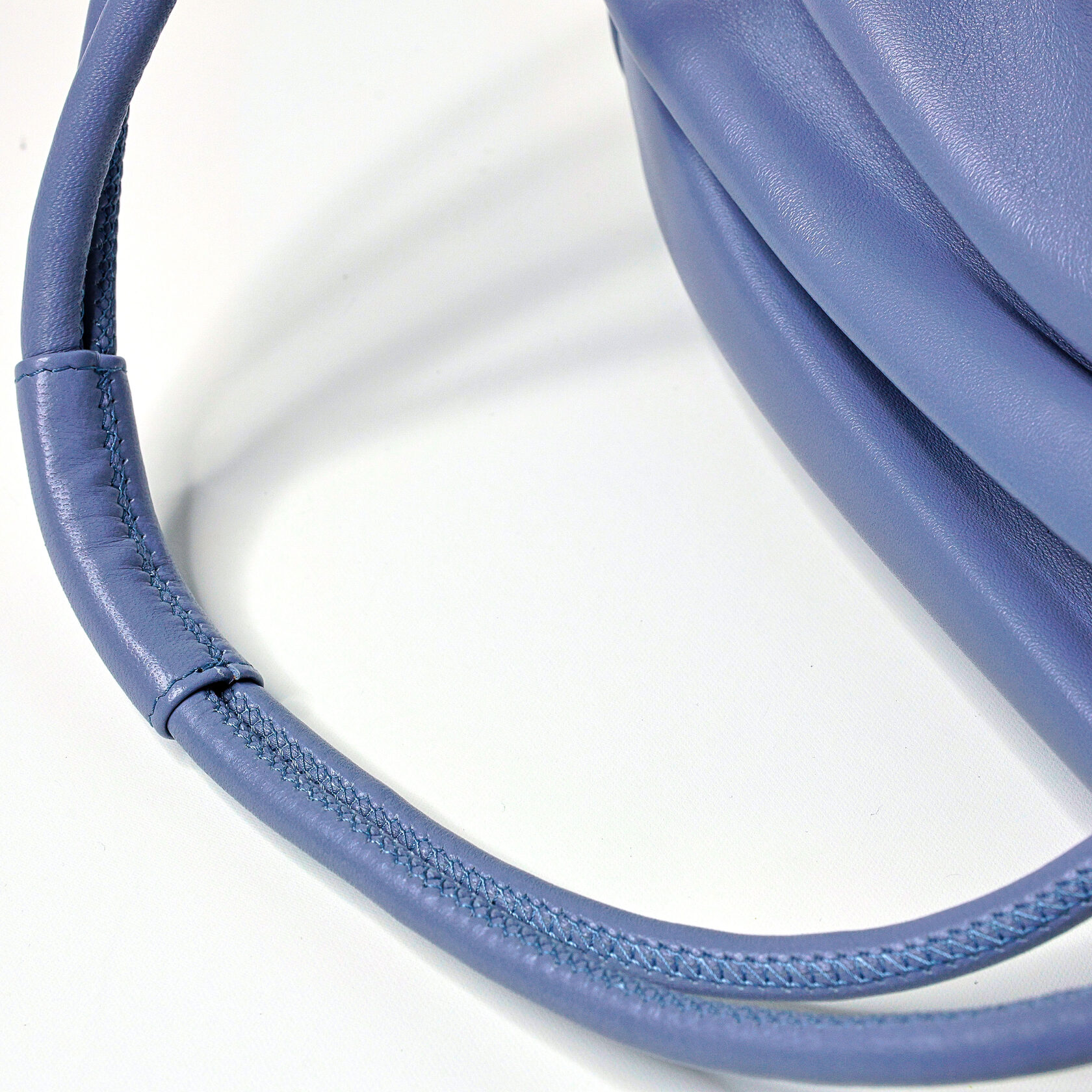 сумка вытянутой формы из мягкой овечьей кожи на фермуаре серо-голубого цвета ручной работы