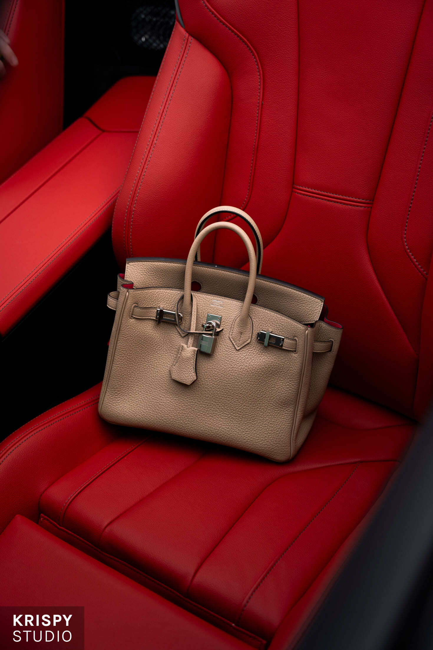 Сексуальная женщина в кабриолете с красным салоном, имиджевая съемка бренда одежды