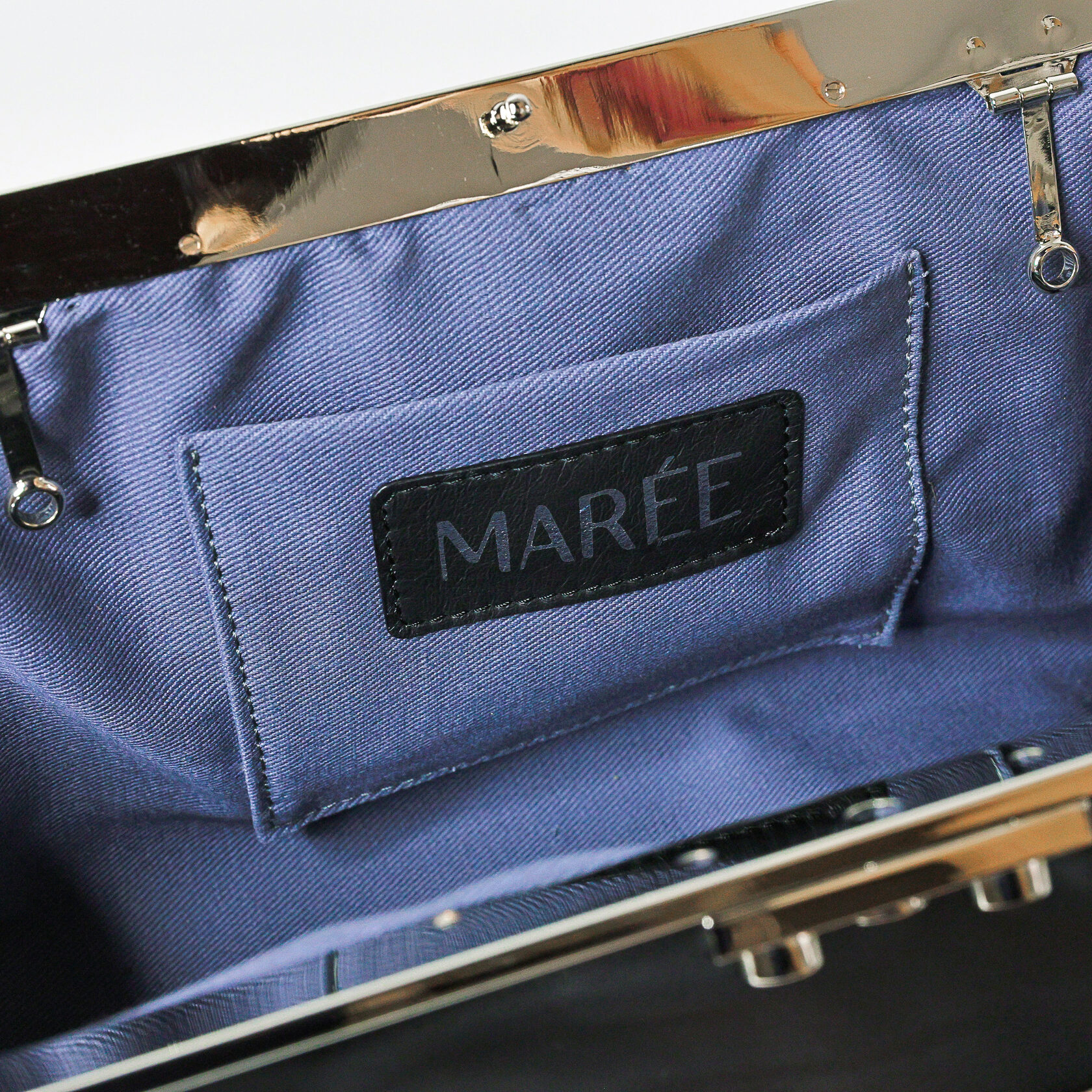 дизайнерская сумка вытянутой формы из мягкой овечьей кожи на фермуаре черного цвета ручной работы