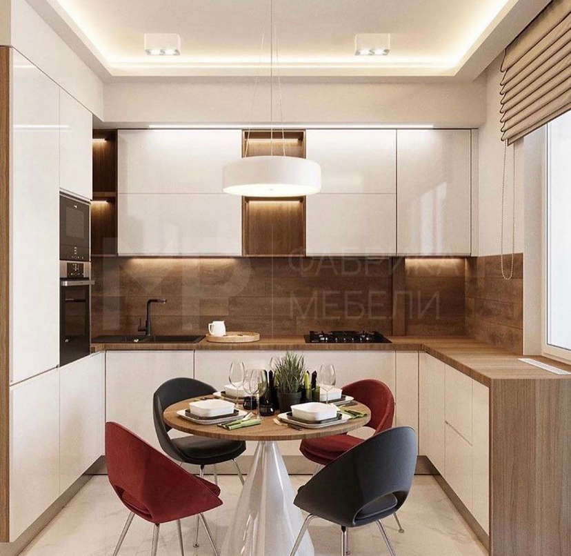 П-образная белая кухня с деревом