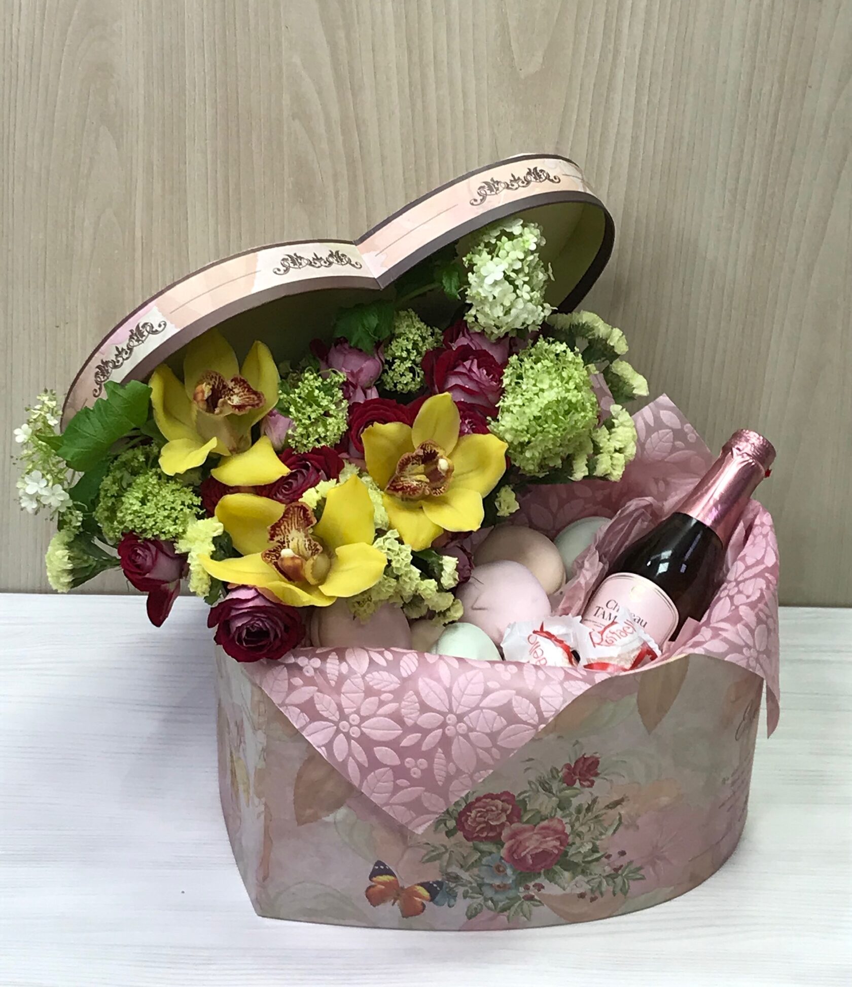 Сладкие подарки. Букет орхидей и конфеты в коробке. Доставка по Нижнему Новгороду. 
