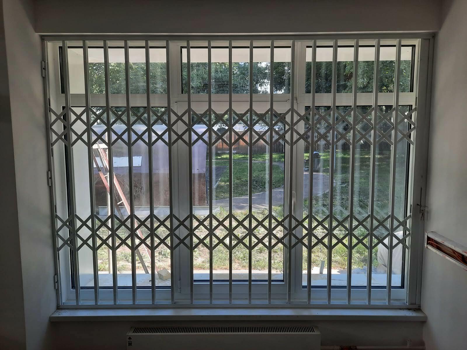 Установка металлических раздвижных решеток на окна изнутри помещения для МФЦ
