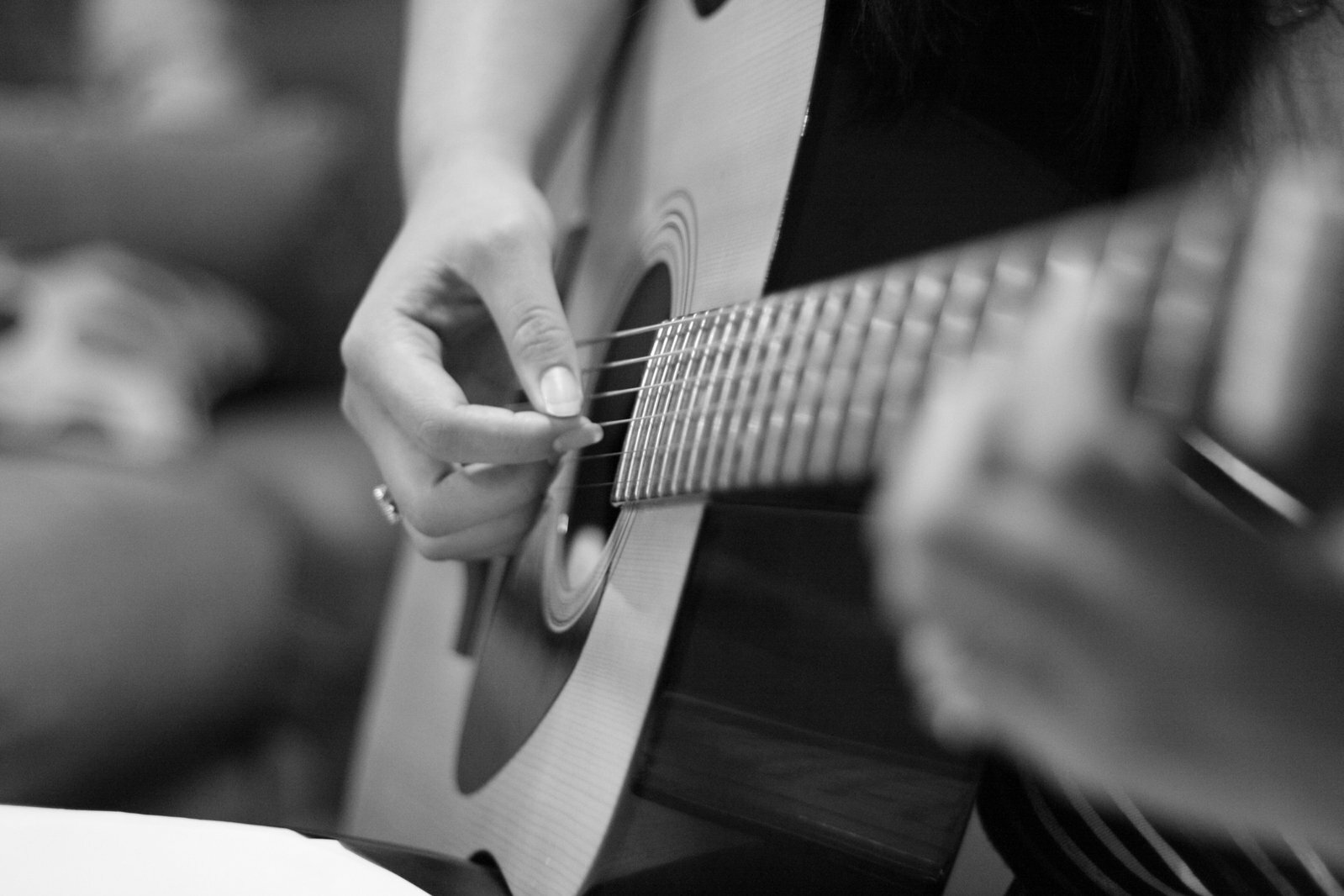 Фото девушки с гитарой без лица