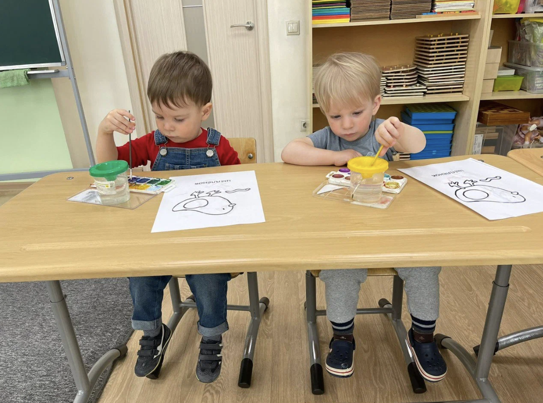 Дети с педагогом