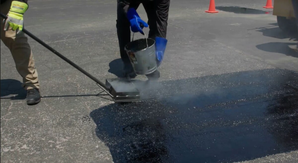 Ремонт литой мастикой крокодиловых трещин на асфальте  