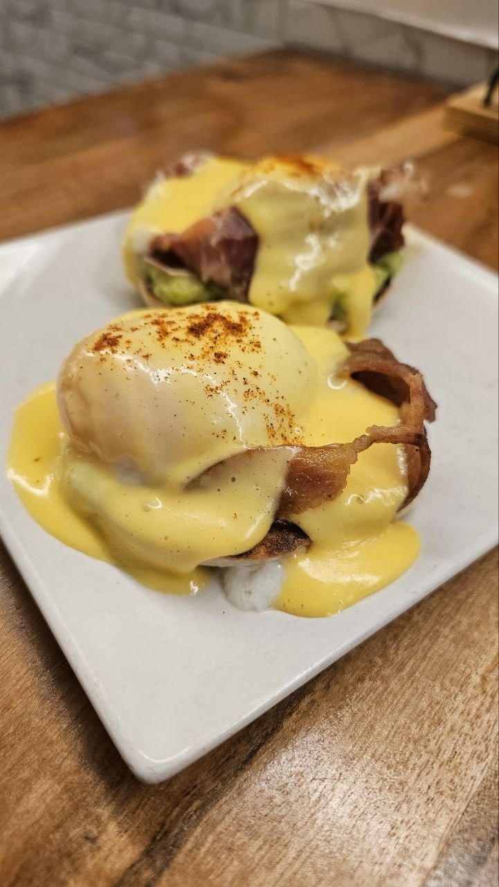Huevos benedict de la cocina de Baristas Club